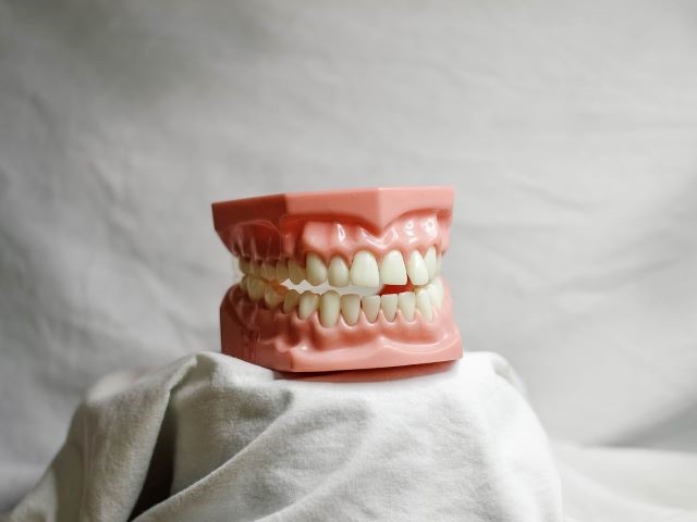 cosmetic dental care dentures veneers implants whitening